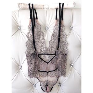 VICTORIA SECRET Pink Lace bodysuit Open back🔞